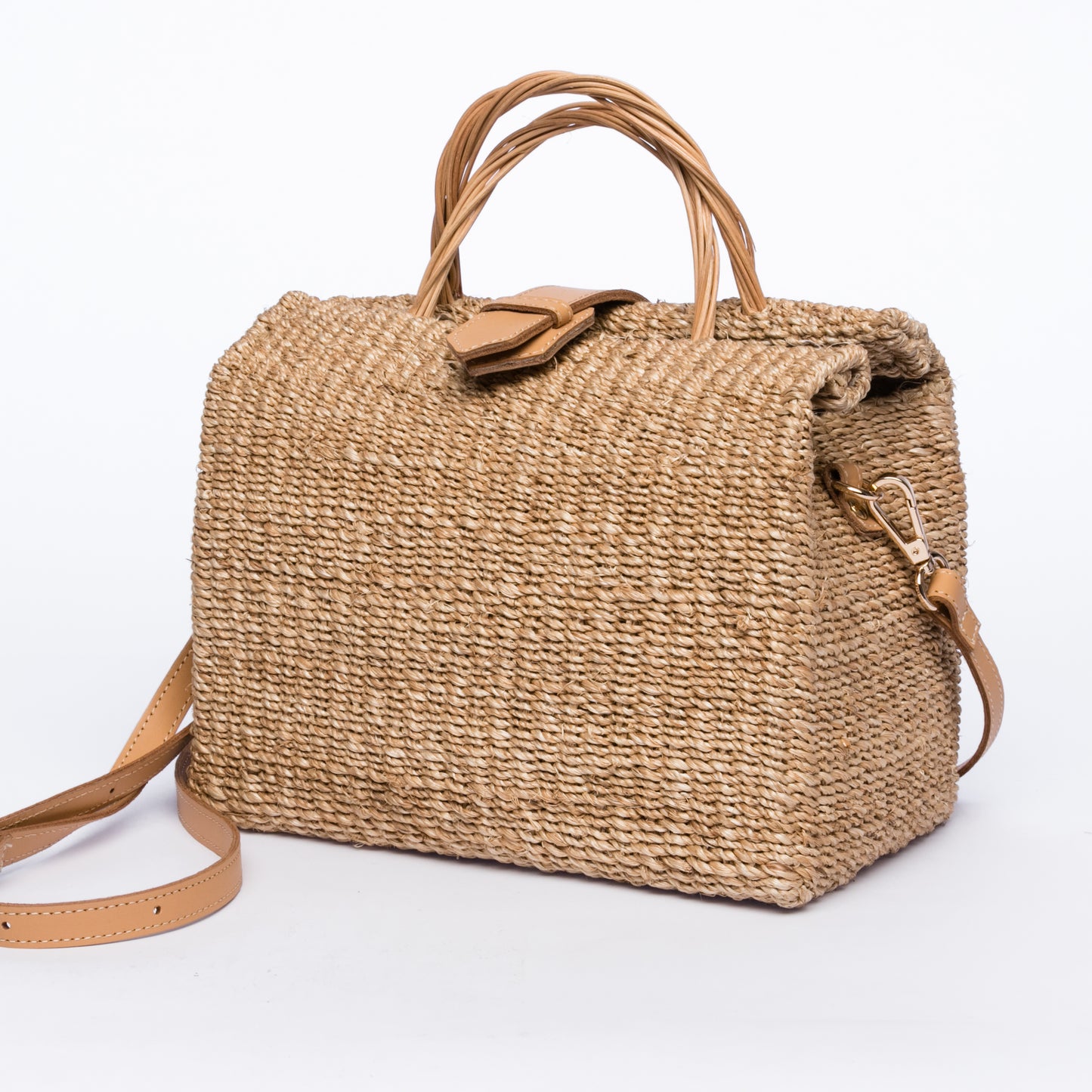 Sustainable Nina Shoulder Bag made from natural abaca fiber with a leather strap, offering versatility and eco-friendly style.