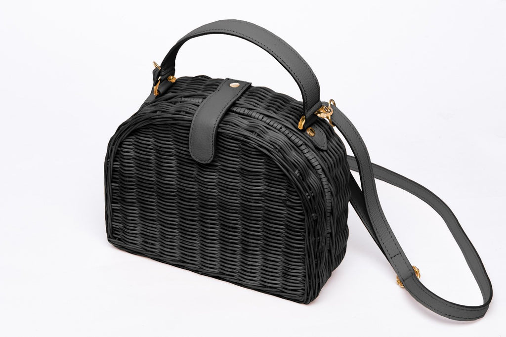 Half Moon Wicker Purse Black – Handwoven natural wicker bag with soft nude leather strap and magnetic closure, perfect for everyday wear.